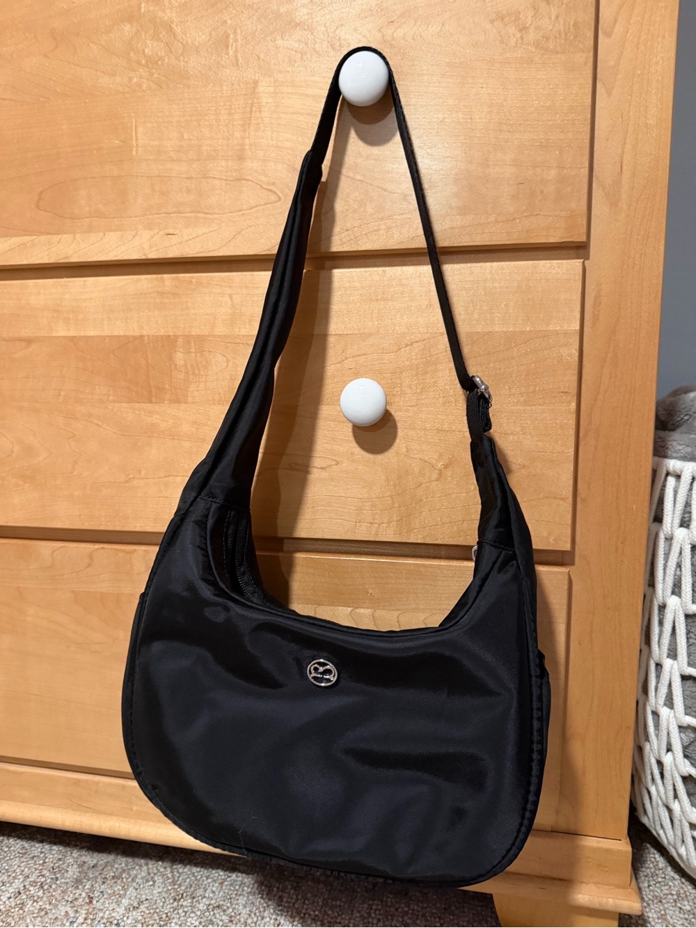 Classic Black Shoulder Bag - Sleek Everyday Carry